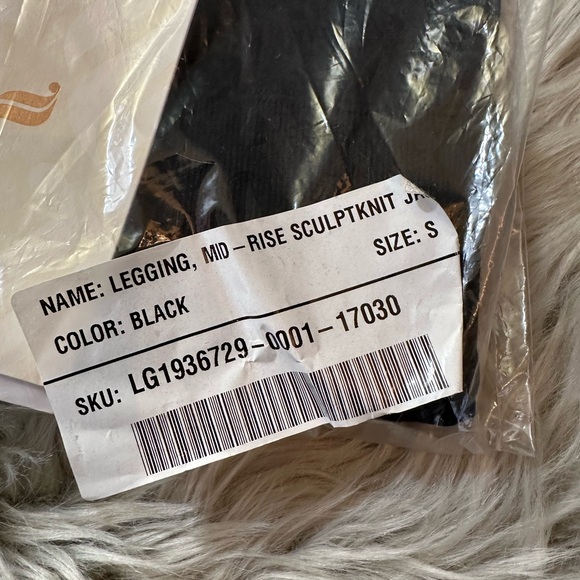 RARE NWT FABLETICS SCULPTKNIT LEPARD PRINT
7/8 LEGGING BLACK - Picture 6 of 10